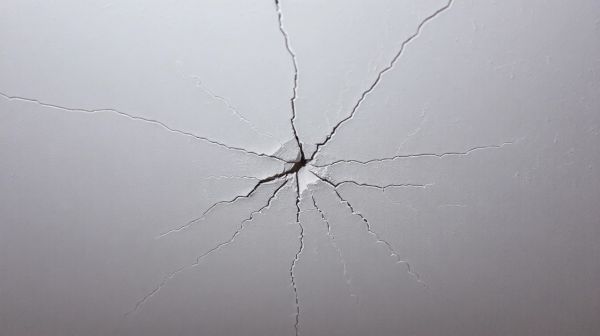 Top 5 causes de fissures au plafond et comment les réparer